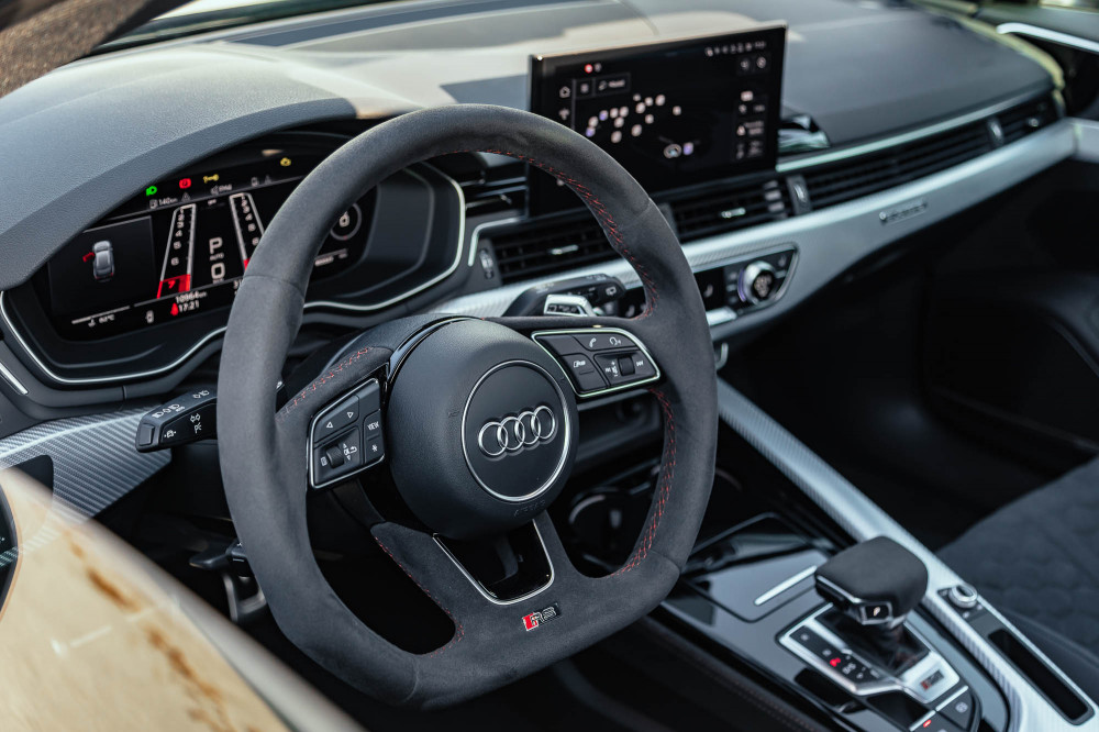 Audi RS 4 Avant vs BMW M3 Touring